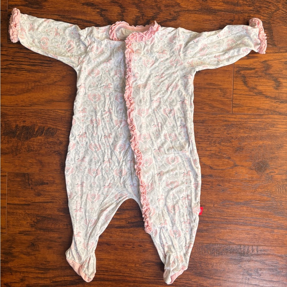 Magnetic Me Modal Footie in carousel print
Size: 0-3 months (8-12pounds)